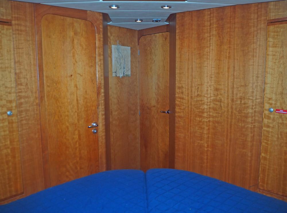 Cabin en avant, H&eacute;bergements